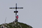 31 Maxi zoom alla croce di Corna Piana (2310 m) con escursionista